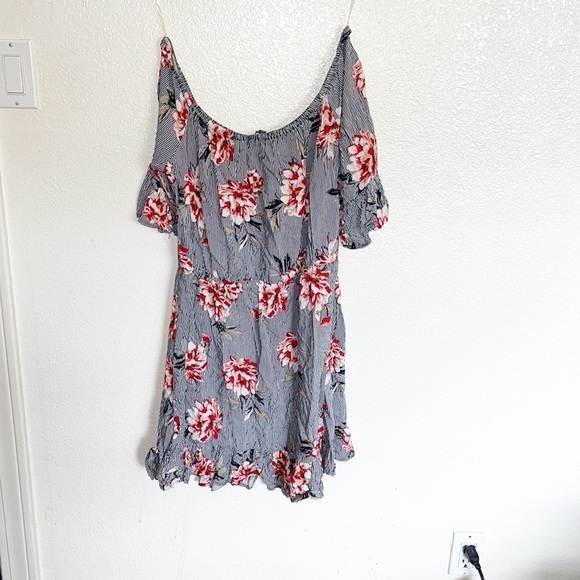 New Look Black And White Floral Off The Shoulder Striped Romper - Picture 5 of 9